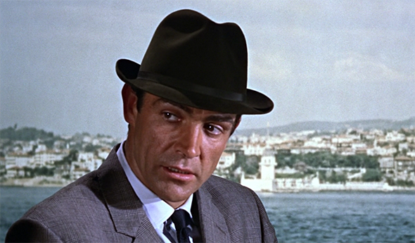 James Bond con un sombrero Trilby